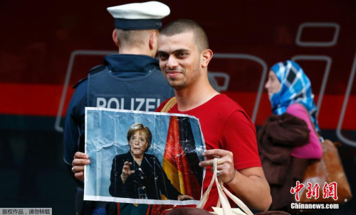 德国难民捡到15万欧元交给警方拾金不昧成偶像