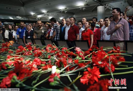 当地时间6月30日，土耳其伊斯坦布尔，机场爆炸案的遇难者亲友在阿塔图尔克机场举办悼念活动。