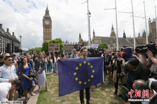 英国民众在英国议会网站发起请愿，呼吁举行第二次公投，还有民众发起请愿，呼吁伦敦独立加入欧盟。