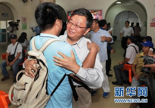 7月13日，在苏丹喀土穆国际机场，中国港湾集团公司职工(右)拥抱从南苏丹撤回的同事。新华社记者 李紫恒 摄