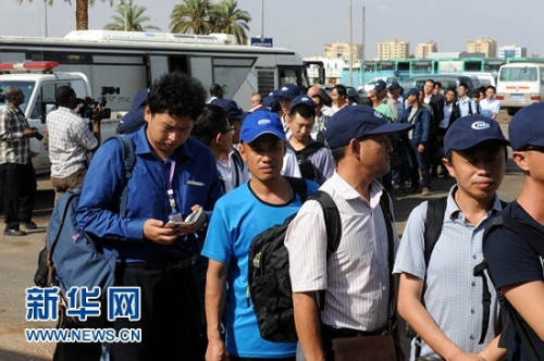 7月13日，在苏丹喀土穆国际机场，首批从南苏丹撤到喀土穆的中国人在“绿色通道”排队入关。新华社记者 李紫恒 摄