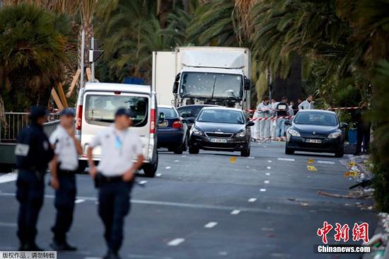 法国警方称，在卡车上发现了属于一名31岁的突尼斯裔法国人的身份证明。目前，卡车司机的身份鉴别工作仍在进行。