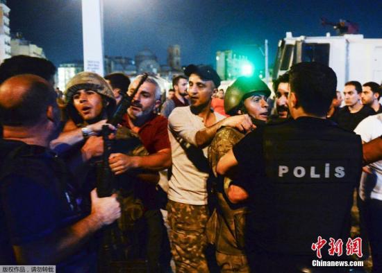 7月16日消息，土耳其政府已经在全国范围内逮捕了上千参与政变的军方人士。