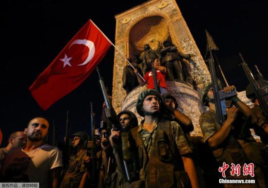 7月16日消息，土耳其15日军事政变导致交火事件，造成全国近千民众受伤，数十人死亡。