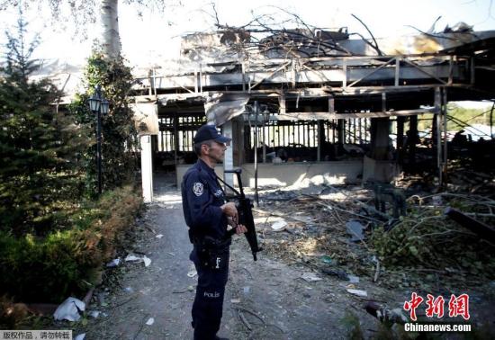 当地时间2016年7月19日，土耳其安卡拉，在政变中被毁的议会大楼和警察局大楼成为废墟，墙上有明显的子弹痕迹。土耳其特警持枪看守这些政府办公处。