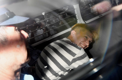 　犯罪嫌疑人植松圣在警车里面露微笑。(图片来源：美联社)