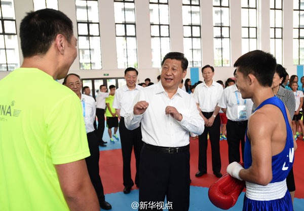 2014年8月15日，青奥村训练馆里，拳击手吕平、常园正在训练。习总书记边看边点评说，你们的勾拳打得好，也很擅长直拳、摆拳。图片来源：新华视点