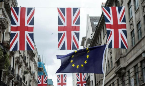 调查：英国脱欧公投两月后申请外国护照者激增