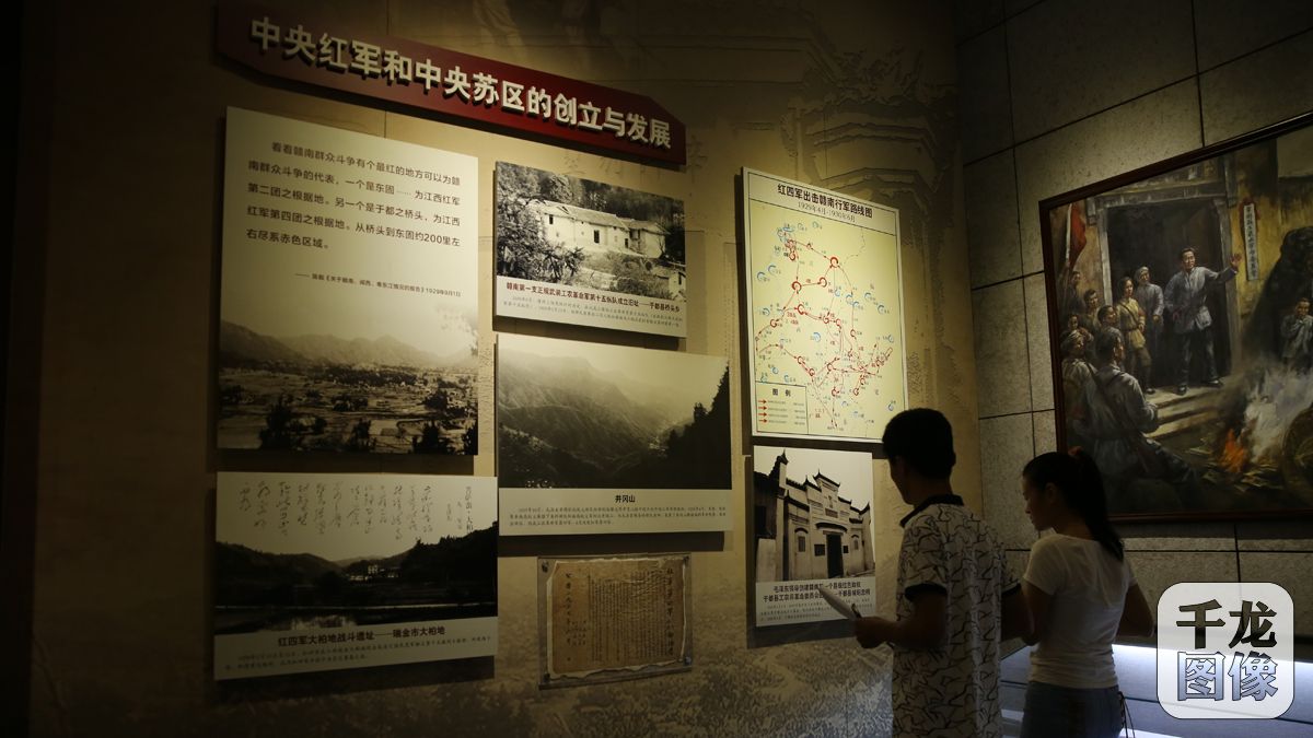 游人在于都县中央红军长征出发纪念馆内参观。千龙网记者 刘阳摄