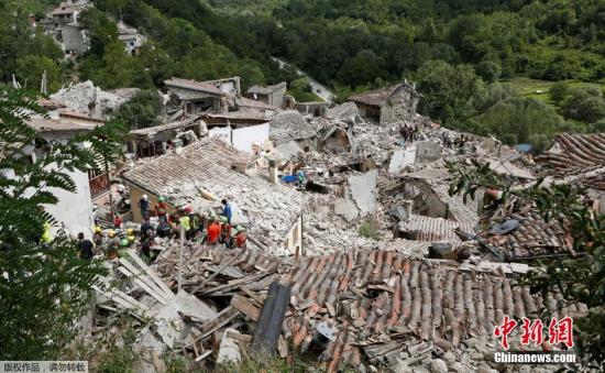 意大利中部城市PESCARA DEL TRONTO收到地震影响，大量建筑成为废墟。