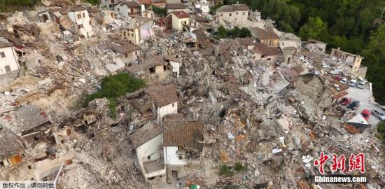 8月26日消息，据外媒报道，意大利中部24日发生强烈地震后，救援队伍仍在积极寻找幸存者。目前确认遇难人数目前已上升至250人。各方担心，伤亡数字还会进一步攀升。图为航拍地震灾区，所见之处一片废墟。