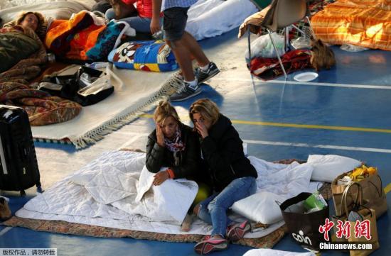 当地时间2016年8月25日，意大利地震受灾民众在灾区一体育馆内休息。