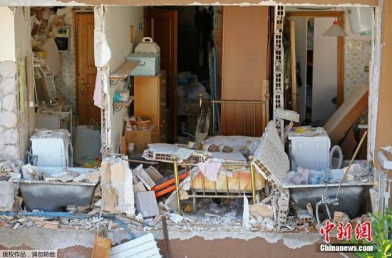 据路透社8月26日报道，意大利民防部门称，该国中部24日发生的地震已经造成267人死亡，另有将近400人受伤。目前，意大利中部遭地震影响最严重的地区已宣布进入紧急状态，灾区的搜救行动仍在继续。图为一处倒塌房屋的内景。