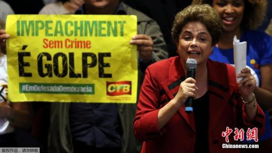 当地时间2016年8月23日，巴西圣保罗，巴西遭停职总统罗塞夫出席民主运动会议，与民众互动。