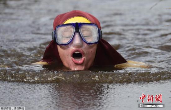 当地时间2016年8月28日，英国威尔士，当地举行了一场沼泽游泳比赛。参赛者身穿潜水装，完成沼泽地游程。