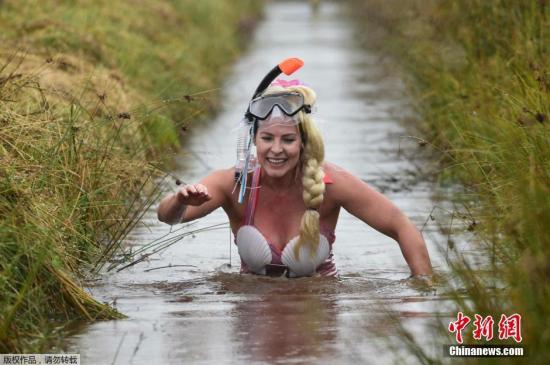 当地时间2016年8月28日，英国威尔士，当地举行了一场沼泽游泳比赛。参赛者身穿潜水装，完成沼泽地游程。