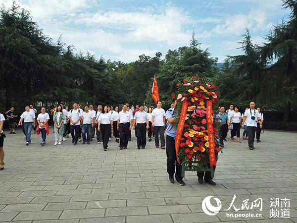 “长征路上奔小康”采访团向贺龙元帅铜像敬献花篮