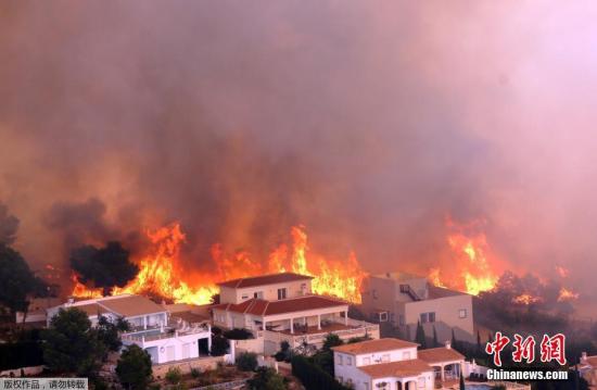 火情蔓延至村庄。