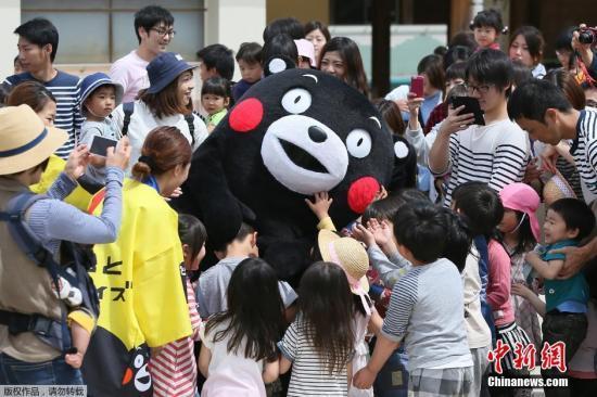 当地时间5月5日，日本著名的熊本熊在地震后3周首次亮相，它一出现就被小朋友们团团围住。熊本熊是熊本县营业部部长兼幸福部长，可谓是日本最著名的公务员。
