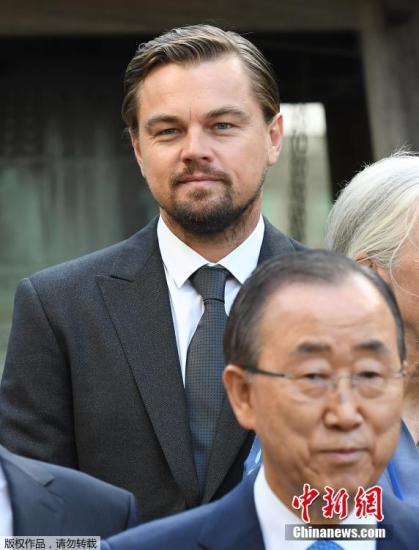 当地时间2016年9月16日，美国纽约，联合国在总部举行“敲响和平钟”仪式，联合国秘书长潘基文亲自敲响和平钟，好莱坞影星莱昂纳德·迪卡普里奥出席仪式。
