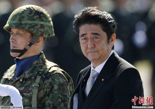 1 资料图：2013年10月27日，日本自卫队举行阅兵式，日本首相安倍晋三亲自检阅了自卫队。