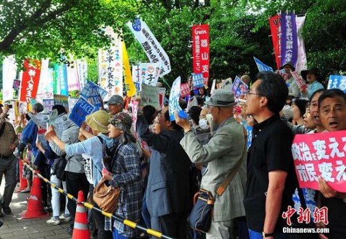 3 资料图：2016年6月5日下午，数万民众聚集日本国会周边举行集会，抗议安倍政权经出台新安保法解禁集体自卫权。