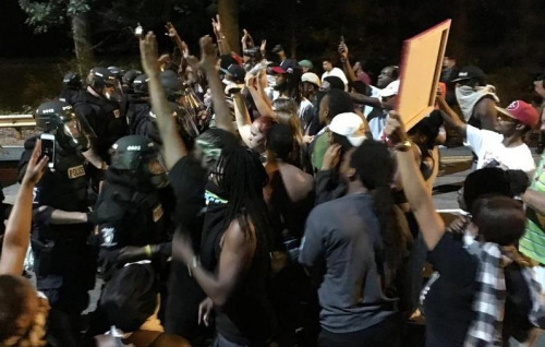 美国夏洛特市再度爆发暴力示威抗议警察枪杀黑人