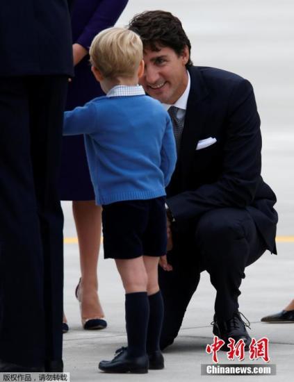 当地时间9月24日，英国威廉王子携妻子凯特王妃，带着乔治小王子和夏洛特小公主抵达加拿大。这是16个月大的夏洛特公主首次出访。