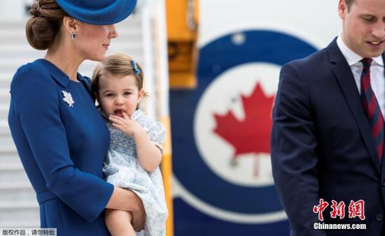 当地时间9月24日，英国威廉王子携妻子凯特王妃，带着乔治小王子和夏洛特小公主抵达加拿大。这是16个月大的夏洛特公主首次出访。
