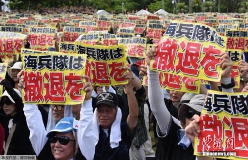 资料图：冲绳民众抗议