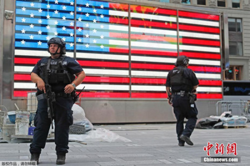 美国接连多日发生爆炸事件和枪击案，街头加强安保措施。