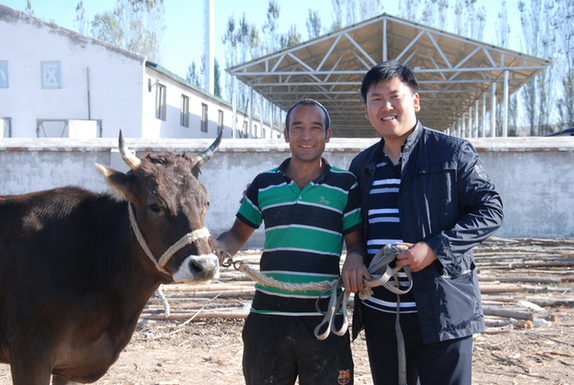 霍城县援疆干部为结对帮扶村贫困户捐赠“爱心牛羊”
