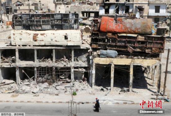 资料图：空袭过后的阿勒颇居民区。