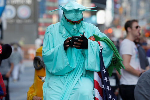 “自由女神”纽约街头刷手机变时报广场风景线