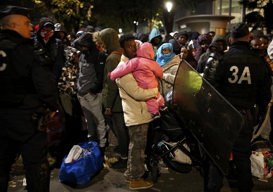 法国警方对巴黎市内移民帐篷营地进行疏散清除