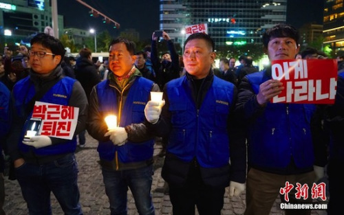 10月29日晚，近两万名韩国民众及民间团体人士在首尔市中心举行烛光集会，谴责“亲信干政事件”给韩国社会带来的不良影响，要求总统朴槿惠对此事负责。<a target=&apos;_blank&apos; href=&apos;http://www.chinanews.com/&apos;><p align=