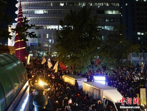  两万名韩国民众及民间团体人士在首尔市中心举行烛光集会，谴责“亲信干政事件”给韩国社会带来的不良影响，要求总统朴槿惠对此事负责。图为集会现场。<a target=&apos;_blank&apos; href=&apos;http://www.chinanews.com/&apos;><p align=
