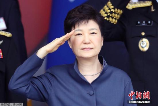 当地时间10月1日，韩国在忠清南道举行阅兵式纪念建军节，朴槿惠出席并检阅部队。