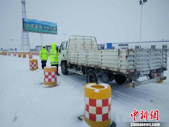 新疆哈巴河县现暴雪天气降雪持续近30个小时（图）