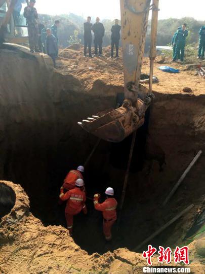 郑州一在建城际铁路工地塌方两名工人被埋（图）