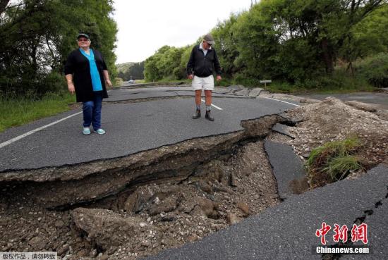 中国地震台网正式测定，北京时间11月13日19时2分（当地时间14日0时2分）在新西兰（南纬42.53度，东经173.05度）发生8.0级地震，震源深度10千米。图为地震导致新西兰南岛的一条公路严重开裂。