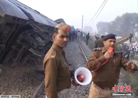 印度铁道警方和当地一些自发群众已赶往现场，试图将被困人员救出车厢外；医护人员也前往现场提供紧急救助，并将被救出的伤者送往医院接受检查。