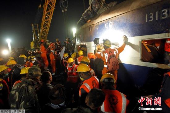 当地时间11月20日，印度北部发生快速列车出轨事件，目前已经造成至少142人丧生和超过200人受伤，这也是印度老旧铁路系统近年最严重灾难，救难人员还在列车残骸中搜寻生还者。
