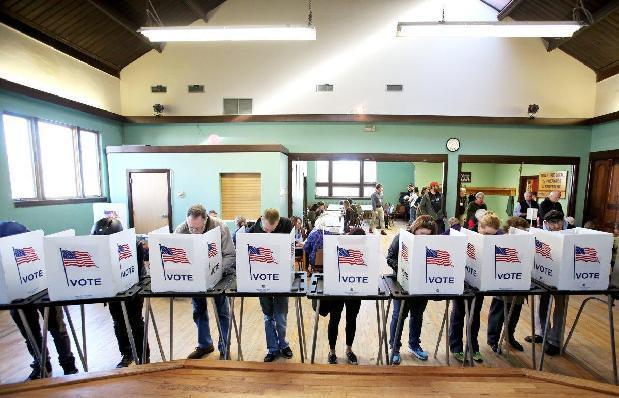 11月8日美国大选投票日当天,选民在投票站进行投票(图片来源:美联社)