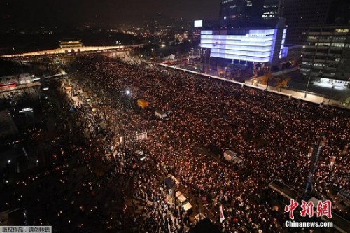 当地时间11月26日，韩国民众举行要求总统朴槿惠下台的第五轮集会。