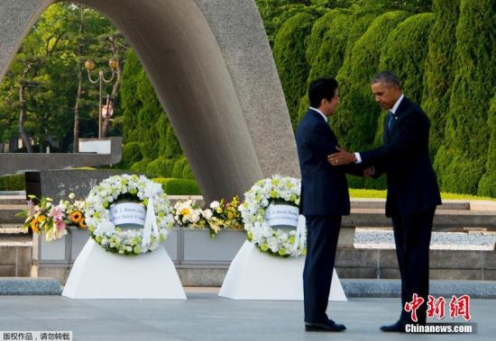 当地时间5月27日，美国总统奥巴马乘直升机抵达日本广岛和平纪念公园附近，展开对和平纪念公园的访问并献上花环。