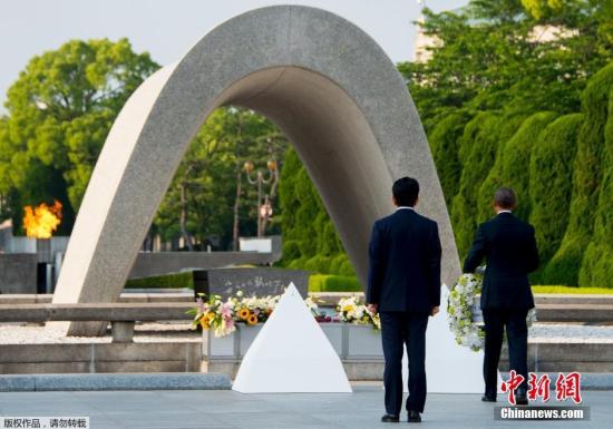 当地时间5月27日，美国总统奥巴马乘直升机抵达日本广岛和平纪念公园附近，展开对和平纪念公园的访问并献上花环。