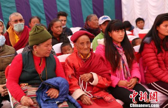 中医药“一带一路”尼泊尔健康行在加德满都举行。图为在听专家讲解中医药知识的民众。　张晨翼　摄