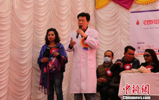 中医药“一带一路”尼泊尔健康行在加德满都举行。图为中华医院院长致辞。　张晨翼　摄