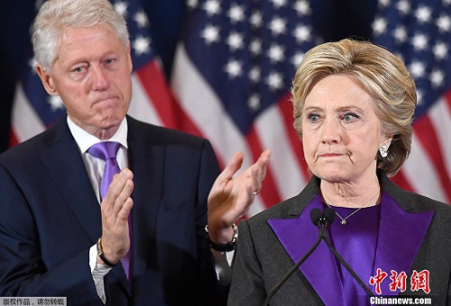当地时间2016年11月9日，美国纽约，民主党总统候选人希拉里(右)在丈夫、前总统克林顿的陪同下发表败选演讲。